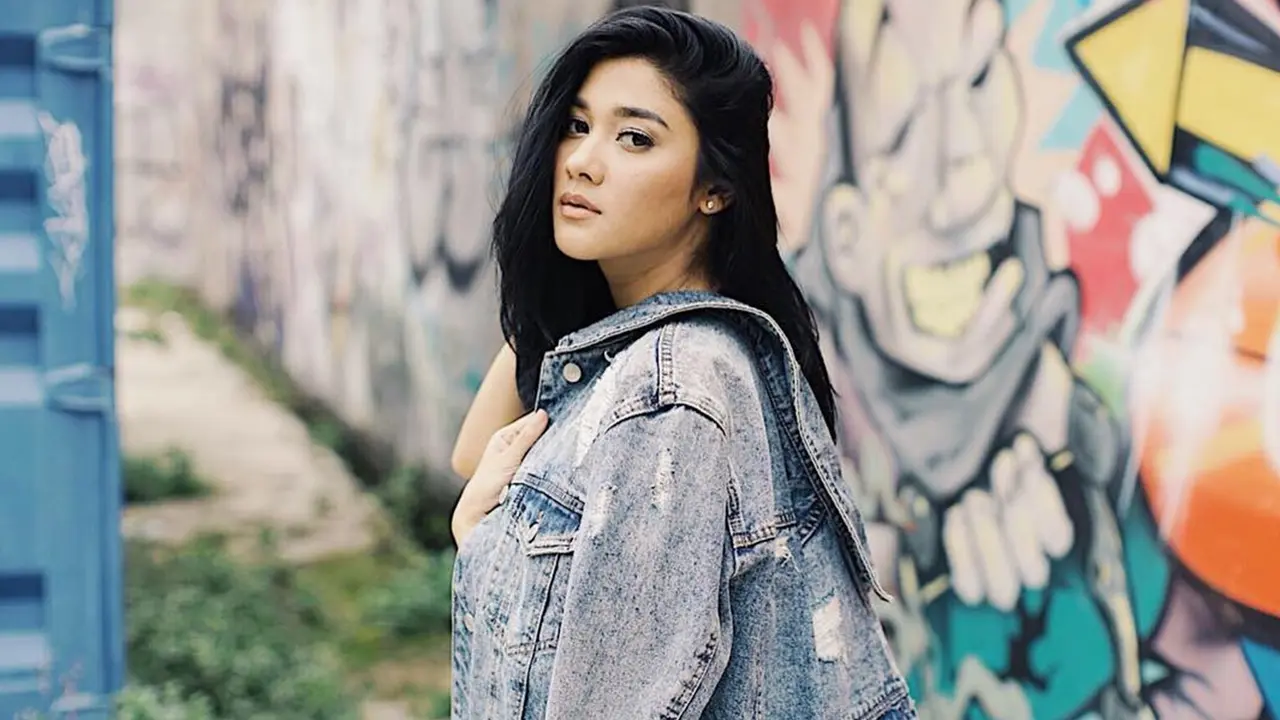 FOTO: Gaya Naysilla Mirdad Pakai Denim, Modis dan Memesona