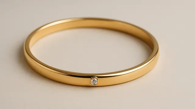 7 Model Gelang Emas Bangle Kecil yang Simple tapi Elegan di 2025, Cocok Dipakai Sehari-hari