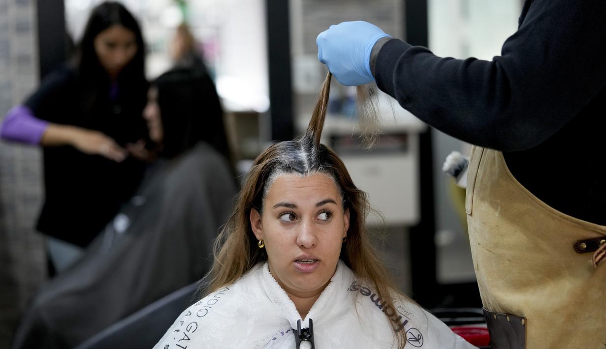 Sementara itu, etalase toko Fray Bentos dipenuhi dengan papan-papan yang menawarkan penawaran spesial untuk menarik pelanggan. (AP Photo/Natacha Pisarenko)