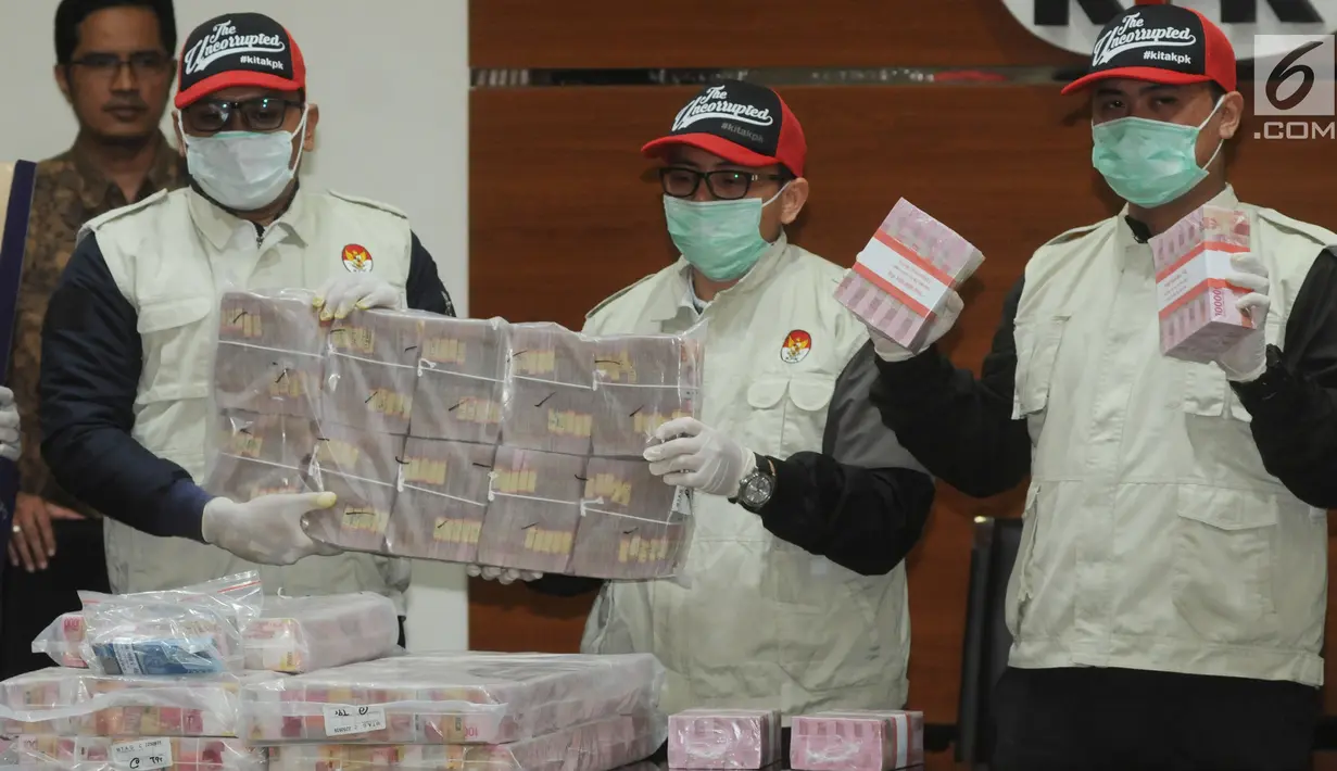 Penyidik menunjukkan barang bukti uang terkait Operasi Tangkap Tangan (OTT) pejabat Kemenpora di Gedung KPK, Jakarta, Rabu (19/12). Dalam OTT tersebut KPK mengamankan barang bukti berupa uang senilai Rp7,318 Miliar. (Merdeka.com/Dwi Narwoko)
