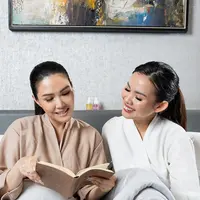 Kenalan dengan Rosy Glou, brand skincare lokal baru yang hadirkan serum dengan kandungan kakadu plum untuk mencerahkan dan mengatasi kulit berjerawat. [@rosyglouofficial].