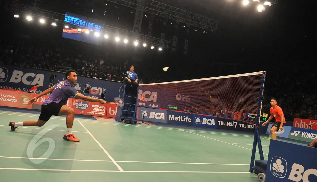 Pebulutangkis, Tommy Sugiarto mengembalikan kok ke Pebulutangkis Lin Dan di Turnamen Bulutangkis BCA Indonesia Open Superseries Premier 2015 di Istora Senayan, Jakarta, Rabu (3/6/2015). Tommy menang 19-21 21-8 21-16. (Liputan6.com/Herman Zakharia)