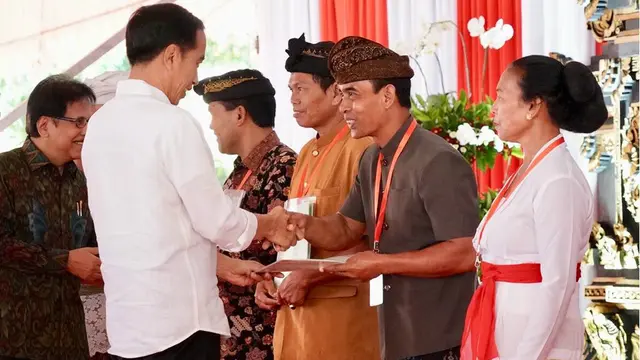 Presiden Jokowi menyerahkan sertifikat tanah di Tabanan, Bali
