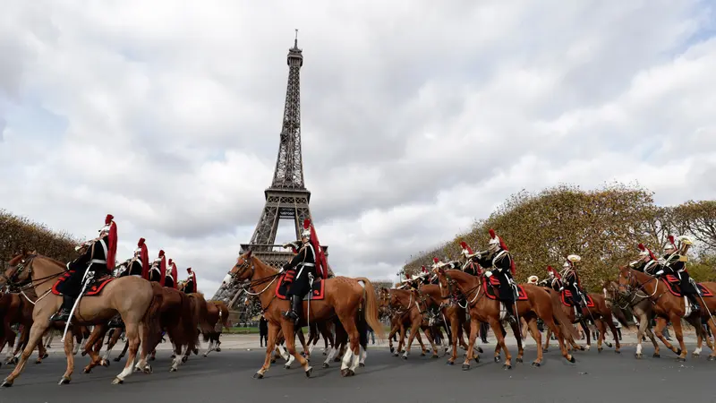 Parade Aneka Kuda Ramaikan Jalan-Jalan Paris, Prancis