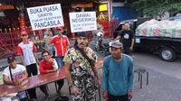 Kopral Bagyo menggelar buka bersama dengan syarat melafalkan Pancasila kepada peserta bukber.(Liputan6.com/Fajar Abrori)