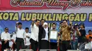 Penyerahan rekor MURI yang di terima Walikota Lubuklinggau di lapangan eks Kompi, Lubuklinggau, (17/10/14). (Liputan6.com/Miftahul Hayat)