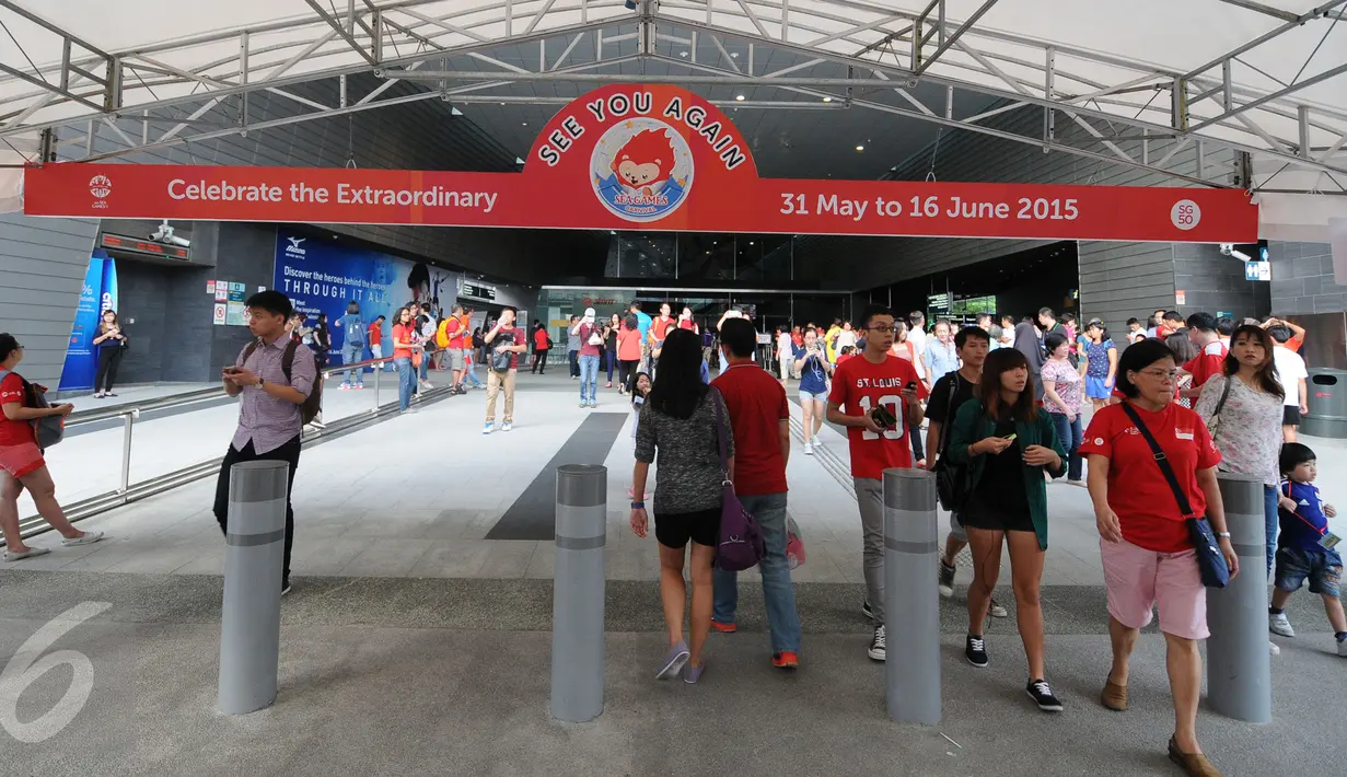Ribuan warga, baik domestik maupun manca negara mendatangi lokasi pembukaan SEA Games 2015 di National Stadium Singapura, Jumat (5/6/2015). Beberapa warga berjalan menuju National Stadium dari stasiun MRT Stadium. (Liputan6.com/Helmi Fithriansyah)