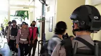 Iptu Anang Tri Wahyu Widodo dibawa ke dalam ruang tahanan Pengadilan Negeri Palangka Raya sebelum menjalani sidang dengan agenda pembacaan putusan dalam kasus yang menjeratnya, Senin (10/6/2024).