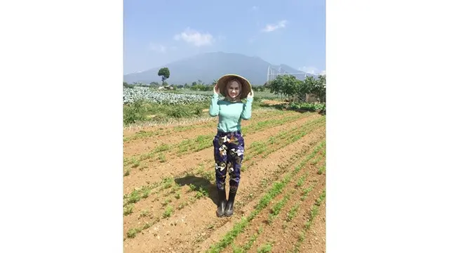 Gemar Bercocok Tanam, Ini 6 Potret Melody Eks JKT48 di Tengah Sawah