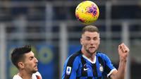 Bek Inter Milan, Milan Skriniar, berebut bola dengan gelandang AS Roma, Lorenzo Pellegrini, pada laga Serie A Italia di Stadion San Siro, Milan, Jumat (6/12). Kedua klub bermain imbang 0-0. (AFP/Miguel Medina)