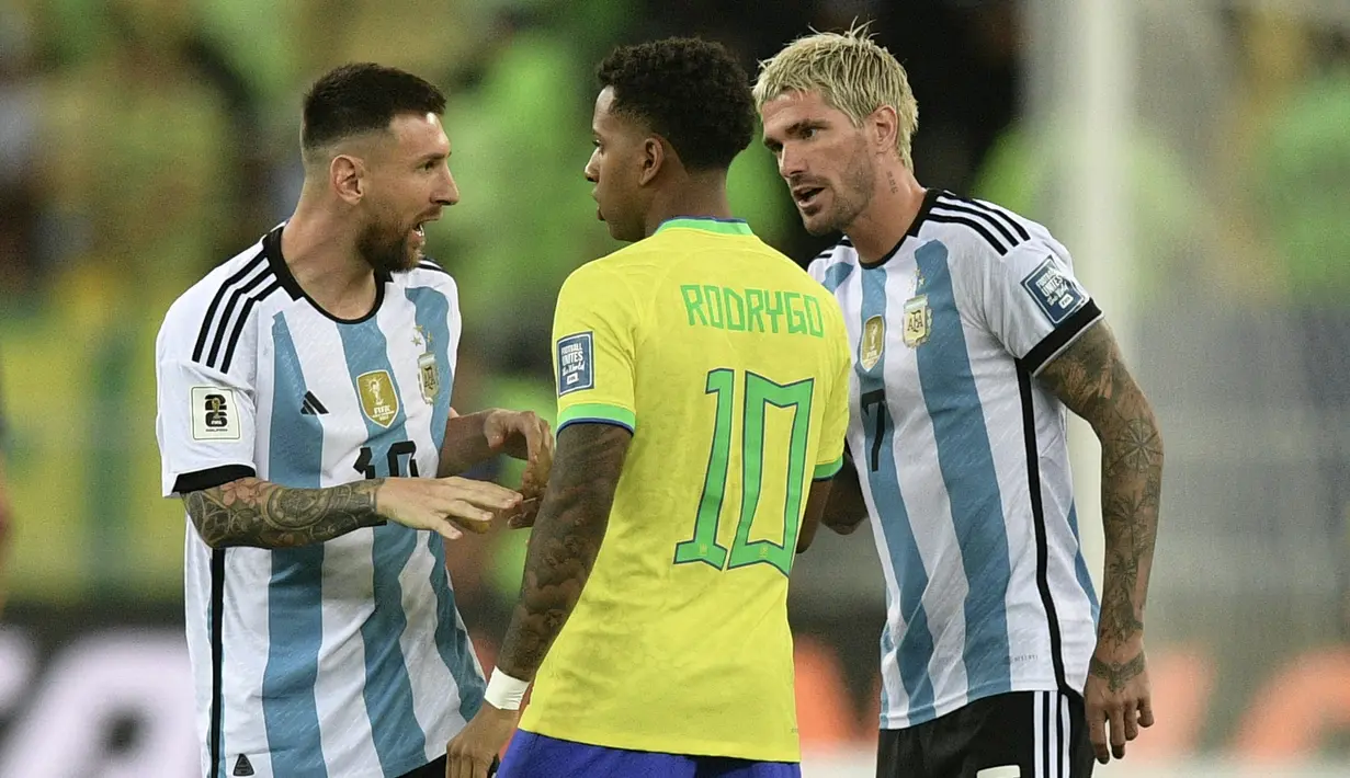 <p>Adu argumentasi terjadi antara pemain Timnas Brasil, Rodrygo (tengah), dengan pemain Timnas Argentina Lionel Messi (kiri) dan Rodrigo De Paul saat pertandingan Kualifikasi Piala Dunia 2026 Zona CONMEBOL yang berlangsung di Maracana Stadium, Rio de Janeiro, Rabu (22/11/2023) pagi WIB. (AFP/Carl De Souza)</p>