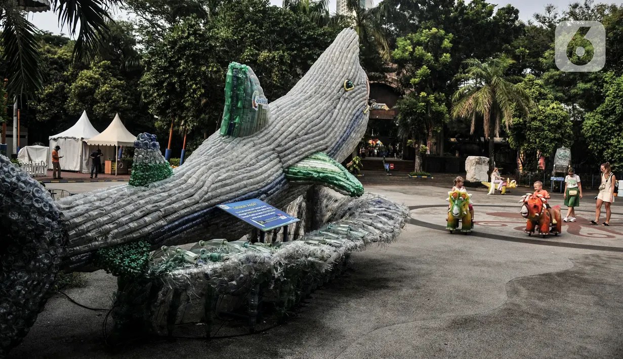 Anak-anak didampingi orangtua saat berkunjung ke SeaWorld, Ancol, Jakarta, Kamis (21/10/2021). Salah satu aturan PPKM yang disesuaikan Pemprov DKI Jakarta adalah kembali dibukanya tempat bermain anak dan pusat hiburan. (merdeka.com/Iqbal S. Nugroho)