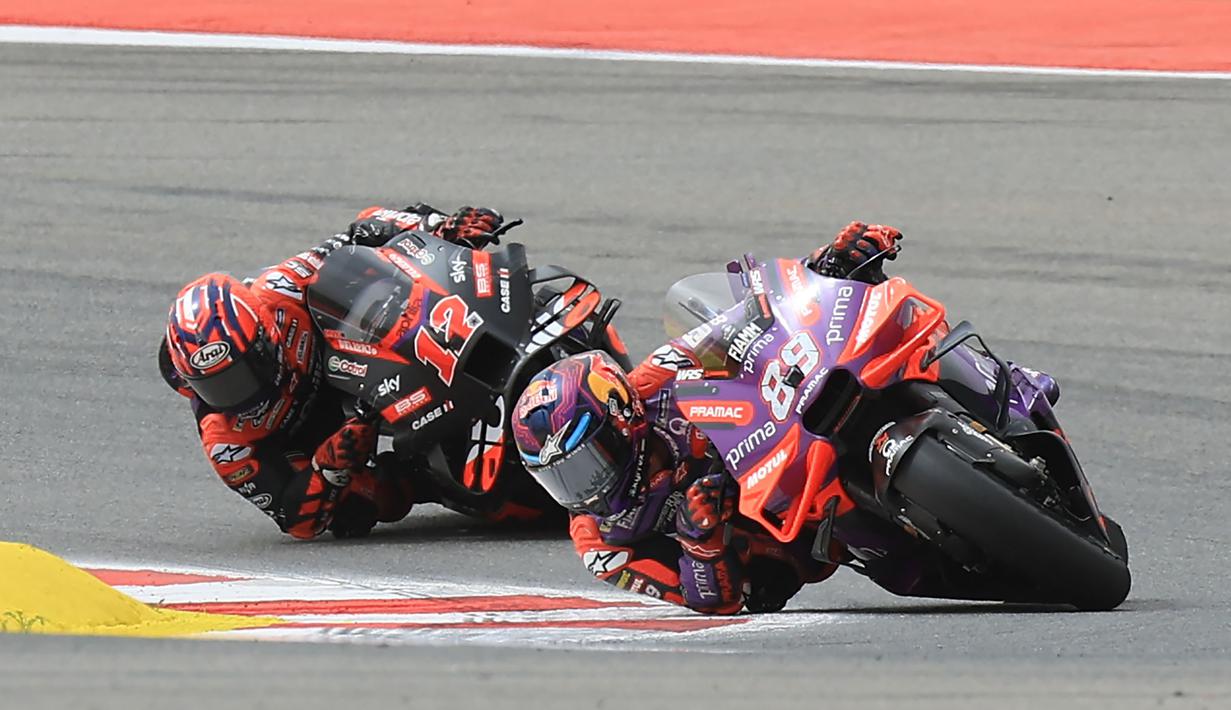 Pembalap Ducati asal Spanyol, Jorge Martin (kanan) melaju di depan pembalap Aprilia asal Spanyol, Marverick Vinales pada balapan utama MotoGP Portugal 2024 di Sirkuit Internasional Algarve, Portimao, Portugal, Minggu (24/3/2024) malam WIB. (AFP/Patricia De Melo Moreira)