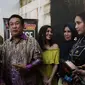 Raffi Ahmad dan Nagita Slavina merayakan ulang tahun bersama-sama. Hadir pula di acara tersebut artis senior Anwar Fuadi. (Herman Zakharia/Liputan6.com)