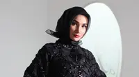 Berikut cara memadupadankan hijab dengan material licin seperti organza dari desainer busana muslim Ayu Dyah Andari.