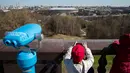 Anak-anak melihat Luzhniki Stadium dari Vorobyovy Gory (Sparrow Hills) di Moskow, Senin (23/4). Dengan kapasitas mencapai 84.745, Luzhniki Stadium aka menjadi stadion untuk pembukaan dan penutupan Piala Dunia 2018 Rusia. (AP Photo/Pavel Golovkin)