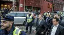 PM Swedia Stefan Lofven (tengah) mengunjungi sekolah Kronan di Trollhattan , pacsa terjadinya penyerangan oleh pria bertopeng dan bersenjatakan pedang, Kamis (22/10). Akibat kejadian itu, seorang guru dan murid tewas. (REUTERS/Adam Ihse/TT News Agency)