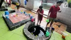 Warga melakukan ritual mandi usai bersembahyang pada perayaan Tahun Baru Imlek 2571 di Vihara Gayatri, Depok, Sabtu (25/1/2020). Pada perayaan Imlek, banyak yang mandi atau sekedar cuci muka, tangan dan kaki di 7 sumur yang dipercaya memiliki keistimewaan tersebut. (merdeka.com/Arie Basuki)