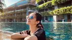 Cut Tari memiliki cara tersendiri untuk melepas penat. Seperti menikmati momen dengan berenang. Momen Cut Tari berenang cantik ini curi perhatian karena terlihat awet muda. Netizen pun merasa adem lihat foto Cut Tari. (Liputan6.com/IG/cuttaryofficial)