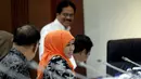 Menteri Sosial Khofifah Indar Parawansa saat menghadiri rapat koordinasi membahas program penyaluran beras miskin (raskin) di Gedung Kementerian Perekonomian, Jakarta, Rabu (14/1/2015). (Liputan6.com/Faizal Fanani)