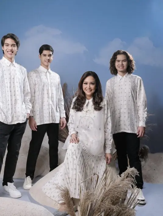 Al, El, dan Dul nampak memancarkan pesonanya mengenakan atasan putih bermotif dipadukan celana hitam. Sedangkan, Maia tampil dengan dress pleated putih memiliki motif yang sama dengan ketiga putranya. Credit: Instagram  (@maiaestiantyreal)