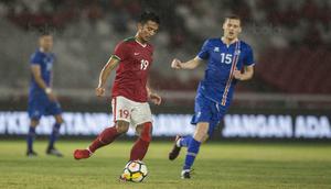 Gelandang Timnas Indonesia, Bayu Pradana, berusaha melewati striker Islandia, Andre Bjarnasson, pada laga persahabatan di SUGBK, Jakarta, Minggu (14/1/2018). Timnas Indonesia kalah 1-4 dari Islandia. (Bola.com/Vitalis Yogi Trisna)