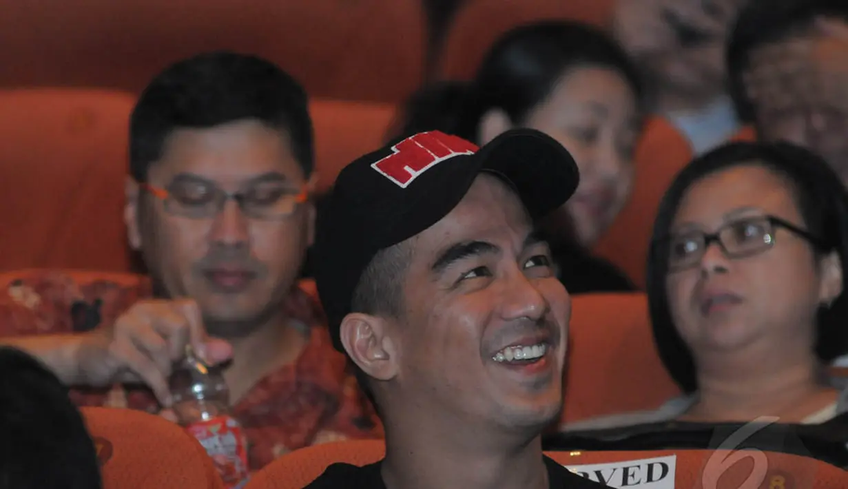 Joe Taslim sedang berbincang dengan sahabatnya sambil menantikan pemutaran Premier Film Blackhat di Plaza Indonesia XXI, Jakarta. Selasa (13/01/2015). (Liputan6.com/Herman Zakaria)