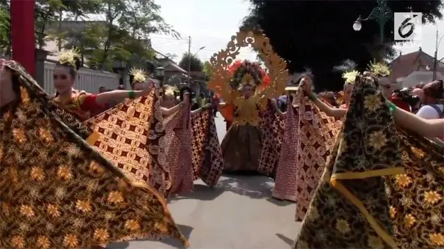 VIDEO: Pawai Hari Batik Diwarnai Tari dan Musik