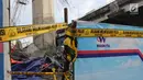Garis polisi terpasang di lokasi ambruknya tiang girder proyek Tol Becakayu di dekat Gerbang Tol Kebon Nanas, Jakarta Timur, Selasa (20/2). Dugaan sementara tiang itu ambruk lantaran bracket tidak kuat menyangga. (Liputan6.com/Arya Manggala)