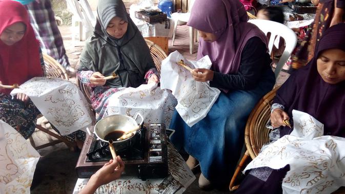 Belajar Batik  Tulis  yang Menyenangkan ala Ibu Ibu di 