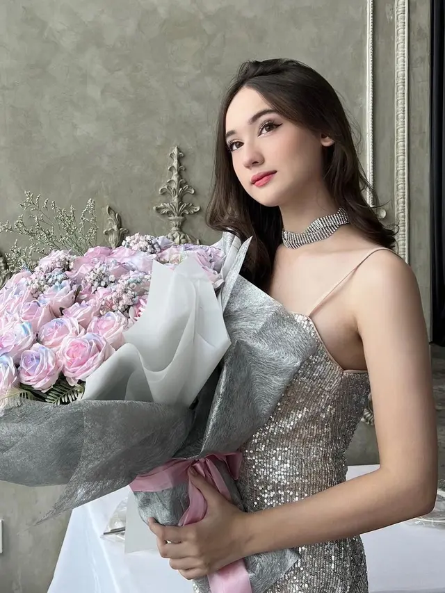 Genap Berusia 16 Tahun, Ini 7 Potret Laura Moane dengan Simpel Dress yang Menawan