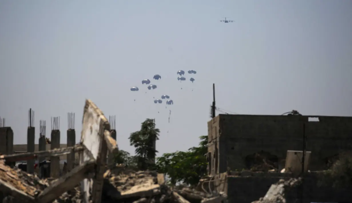 Sementara itu, ratusan ton bantuan kemanusiaan dari berbagai negara, termasuk Uni Emirat Arab (UEA) dan Yordania, berhasil dijatuhkan ke Gaza lewat puluhan misi udara. (Eyad BABA/AFP)