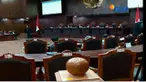 Sembilan hakim  Mahkamah Konstitusi memutuskan mengabulkan seluruh permohonan empat penganut kepercayaan.