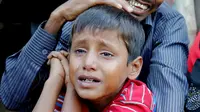 Tangis muslim Rohingya saat ditangkap tentara Bangladesh Senin (21/11).  Ratusan muslim Rohingya terpaksa kabur ke Bangladesh untuk menyelamatkan diri dari tindak kekerasan yang dilakukan militer Myanmar. (REUTERS/Mohammad Ponir Hossain)