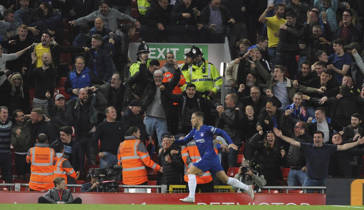 Penyerang Chelsea, Eden Hazard, melakukan selebrasi usai membobol gawang Liverpool pada laga Piala Liga Inggris di Stadion Anfield, Rabu (26/9/2018). Liverpool takluk 1-2 dari Chelsea. (AP/Rui Vieira)