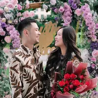 Kabar bahagia datang dari YouTuber Jess No Limit dan Sisca Kohl. Pada tanggal 16 Juni 2022 lali, keduanya resmi bertunangan. (Instagram/jessnolimit).