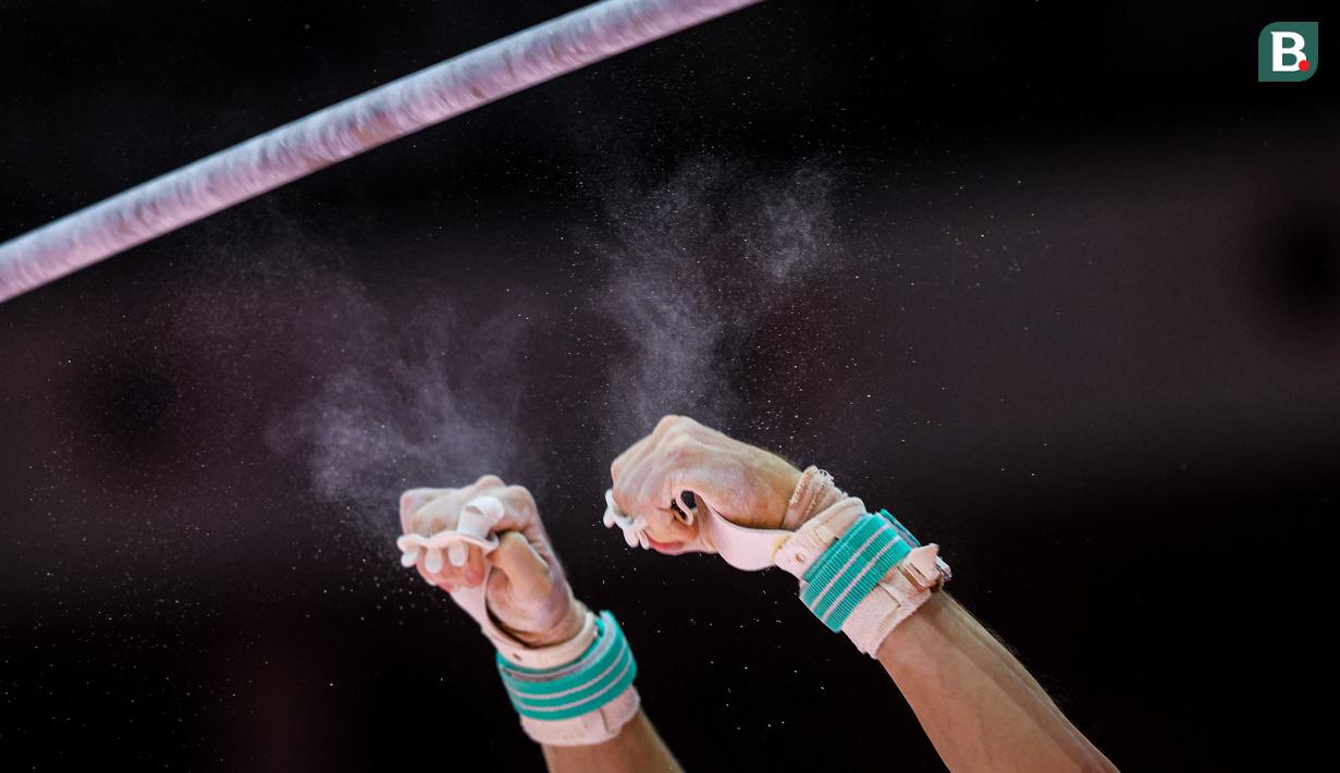 Tangan seorang pesenam yang gagal menggapai palang pada nomor palang tunggal saat babak kualifikasi Kejuaraan Dunia Gimnastik 2025 di Indonesia Arena, Senayan, Jakarta, Senin (20/10/2025). (Bola.com/Bagaskara Lazuardi)