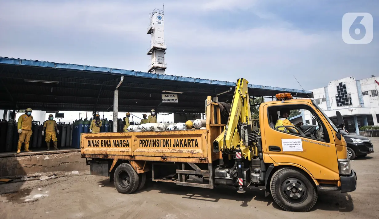 Petugas Dinas Bina Marga DKI Jakarta membawa tabung oksigen di depot PT Tirtobumi Aneka Industri, Pulogadung, Jakarta, Minggu (11/7/2021). Pendistribusian tabung oksigenebagai upaya memenuhi kebutuhan oksigen yang sedang langka. (merdeka.com/Iqbal S. Nugroho)