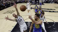 Aksi pemain Warriors, Stephen Curry (30) melakukan umpan melewati adangan pemain Spurs, Manu Ginobili (20) pada laga NBA basketball game di AT&T Center, San Antonio, (2/11/2017) waktu setempat. Warriors menang 112-92. (AP/Eric Gay)