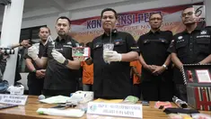 Kabid Humas Polda Metro Jaya, Kombes Pol Argo Yuwono menujukkan barang bukti narkoba yang menjerat putri bungsu ratu dangdut Elvy Sukaesih, Dhawiya dan dua orang kakaknya saat rilis di Polda Metro Jaya, Jakarta, Sabtu (17/2). (Liputan6.com/Arya Manggala)