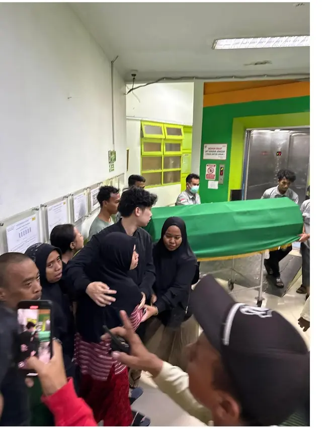 6 Potret Willie Salim Beri Bantuan untuk Ibu Affan Kurniawan Ojol Korban Brimob