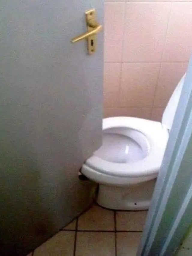 6 Penampakan Toilet Ukuran Sempit Ini Bikin Dada Sesak