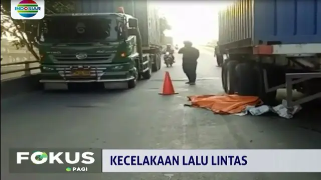 Seorang pengendara sepeda motor tewas terlindas truk kontainer saat melintas di jalan layang Bintang Mas, Pademangan, Jakarta Utara.