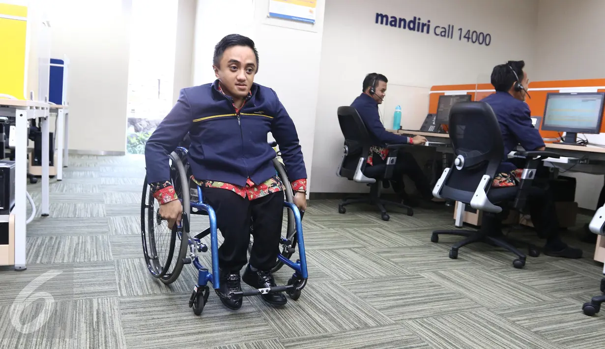 Salah satu pegawai penyandang disabilitas di gedung call center Bank Mandiri, Tangerang Selatan, Senin (18/4). Tahun ini, Bank Mandiri menargetkan dapat menerima lebih dari 100 penyandang disabilitas untuk menjadi pegawainya. (Liputan6.com/Angga Yuniar)