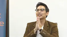 Mantan vokalis ADA band Donnie Sibarani memberi keterangan pers terkait pengunduran dirinya dari Ada band, Jakarta, Jumat (24/11). Donnie mengundurkan diri sejak bulan November ini karena mau bersolo karir dan refreshing. (Liputan6.com/Herman Zakharia)