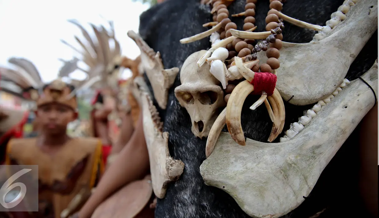 Pakaian adat suku Dayak Landak dalam Karnaval Katulistiwa di Pontianak, Kalimantan Barat, Sabtu (22/8/2015). Kegiatan ini dalam rangka memperingati Hari Ulang Tahun (HUT) ke-70 Kemerdekaan Republik Indonesia. (Liputan6.com/Faizal Fanani)