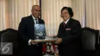 Menteri Lingkungan Hidup dan Kehutanan (LHK), Siti Nurbaya bertukar cenderamata dengan Menko bidang ekonomi yang merangkap Menteri Pertanian dan Perikanan Timor Leste, Estanislau Aleixo da Silva di Jakarta (24/8/2015). (Liputan6.com/Johan Tallo)