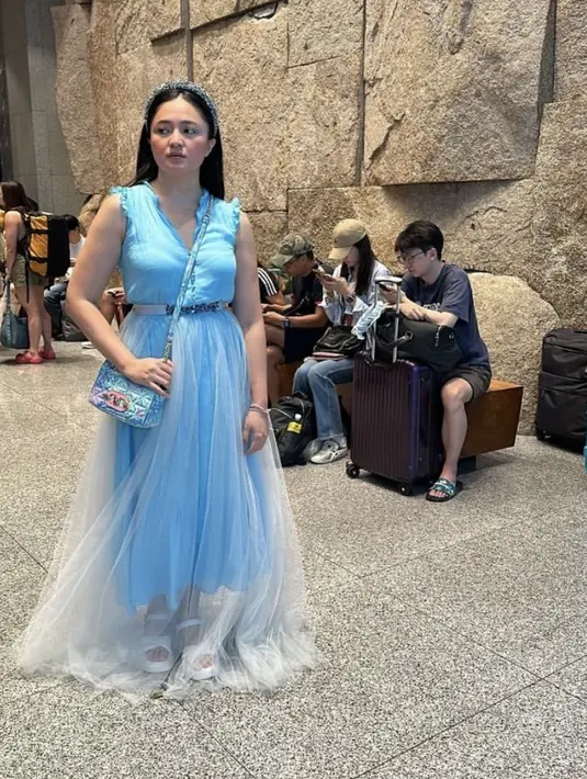 Melengkapi penampilannya, Marshanda memilih mengenakan mini sling bag waena baby blue yang serasi dengan gaunnya.  [@marshanda99]