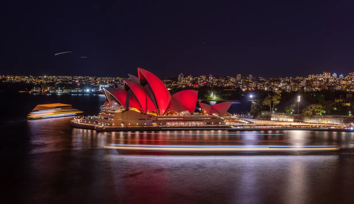 The Sydney Opera House berwarna merah untuk memperingati Hari Inklusi di Sydney, Australia, Jumat (20/7). (Wendell Teodoro/Light Up For Inclusion/AFP-Services)