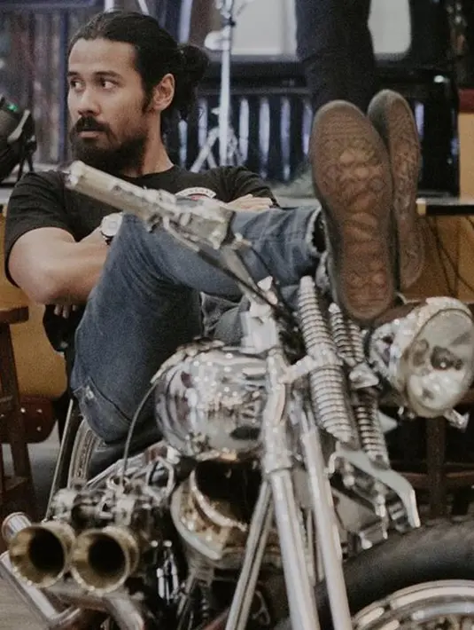 Chicco seringkali tampil dengan rambut gondrongnya yang dikuncir. Penampilannya semakin menggoda ketika ia bersama dengan koleksi motor gedenya seperti yang terlihat di foto ini. (Instagram/chicco.jerikho)